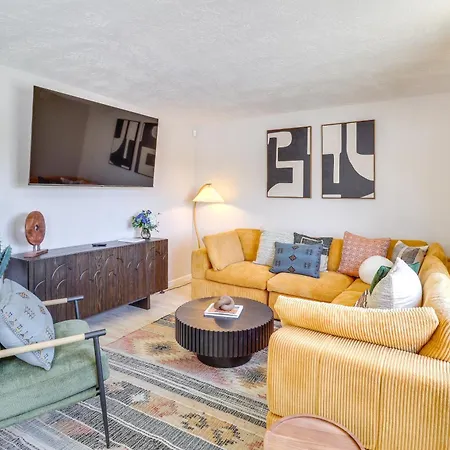 Central Albuquerque Getaway With Hot Tub And Grill!